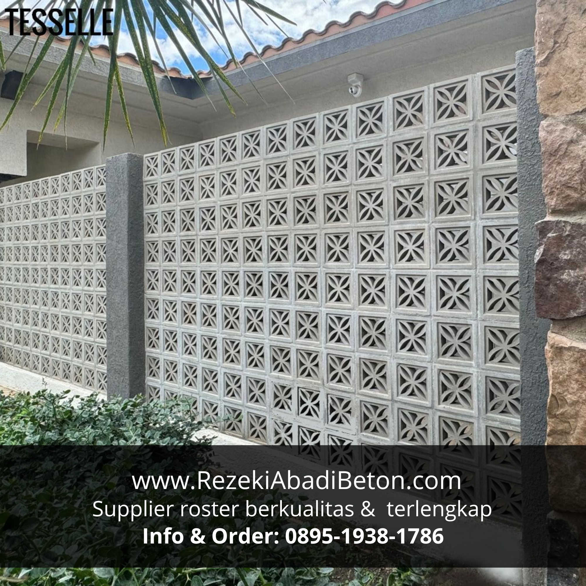 Penggunaan roster beton motif bunga untuk pagar rumah di Blora.