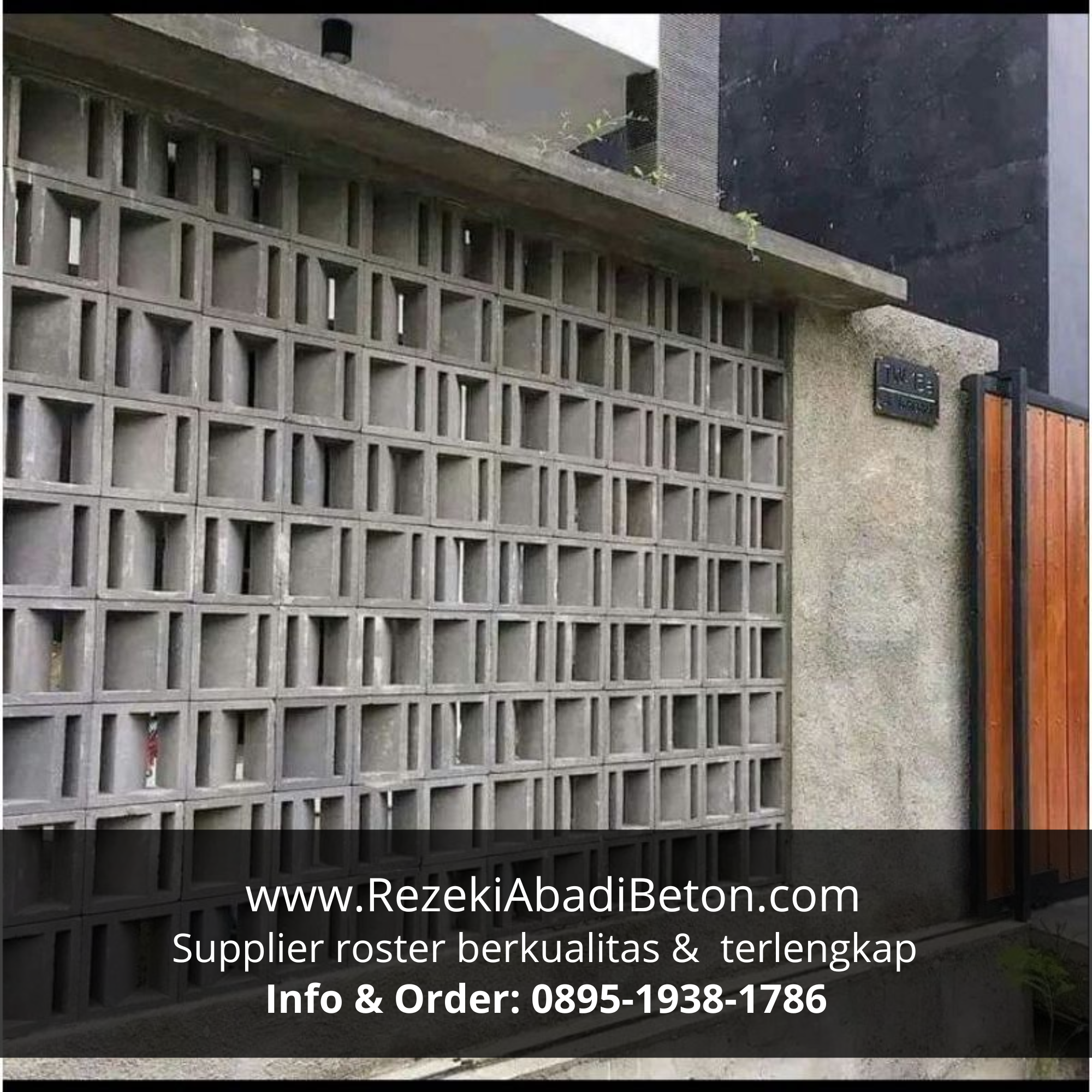 Fasad rumah modern di Demak dengan roster beton yang meningkatkan nilai keindahan.